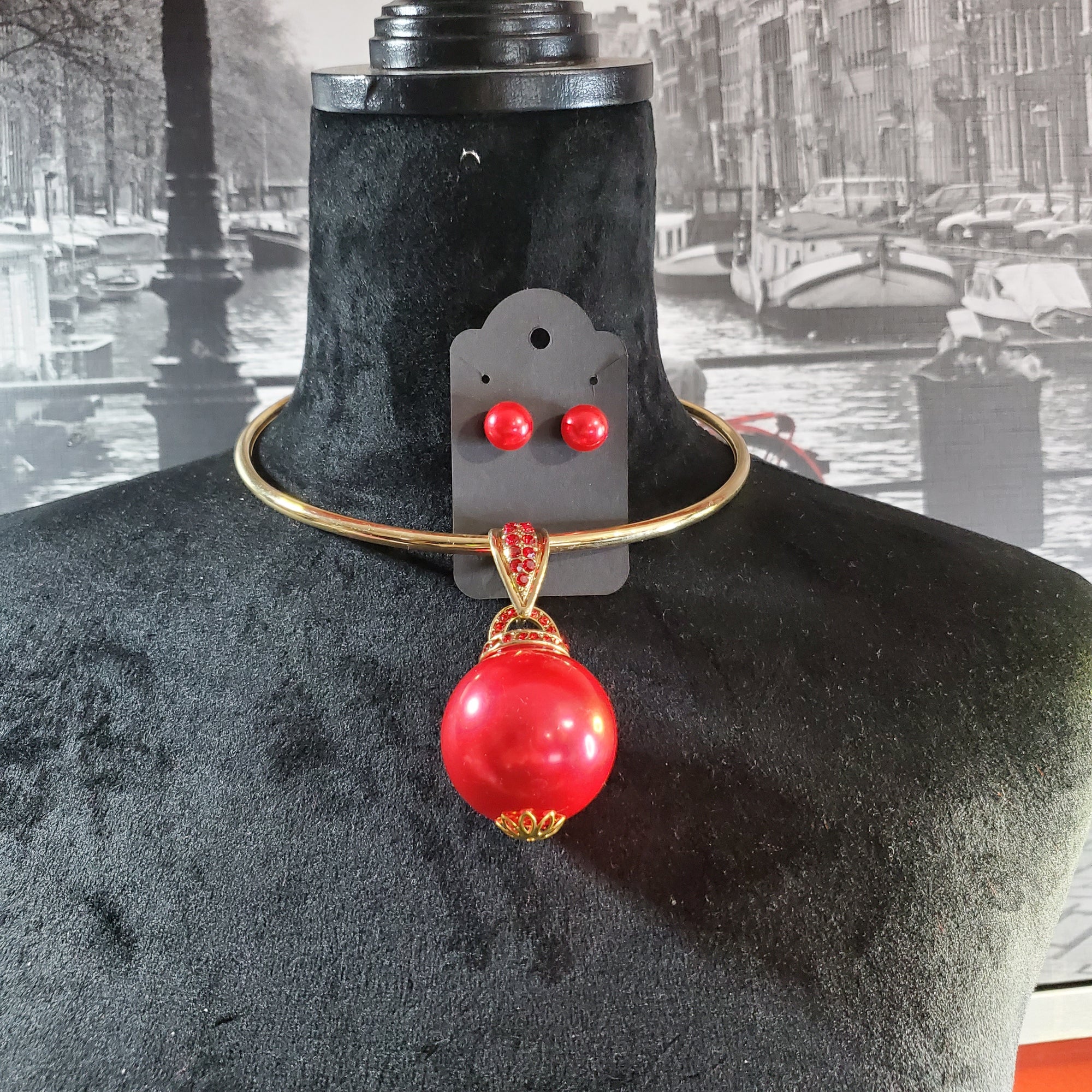 Red Pearl choker